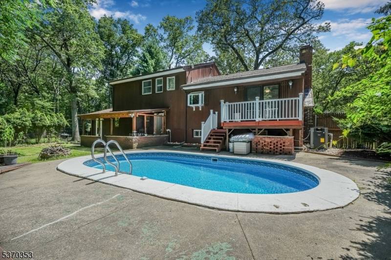 Welcome to 4 Henderson Ct, a beautifully updated split level gem nestled in a quiet cul de sac just moments from NYC transit !