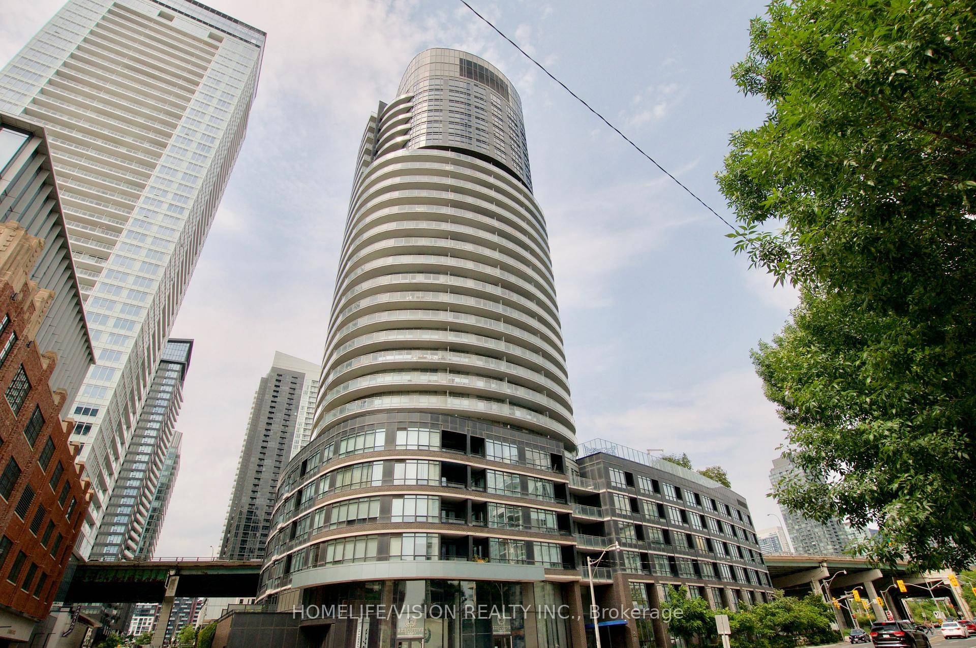 Waterfront Living In Pet Friendly Building !