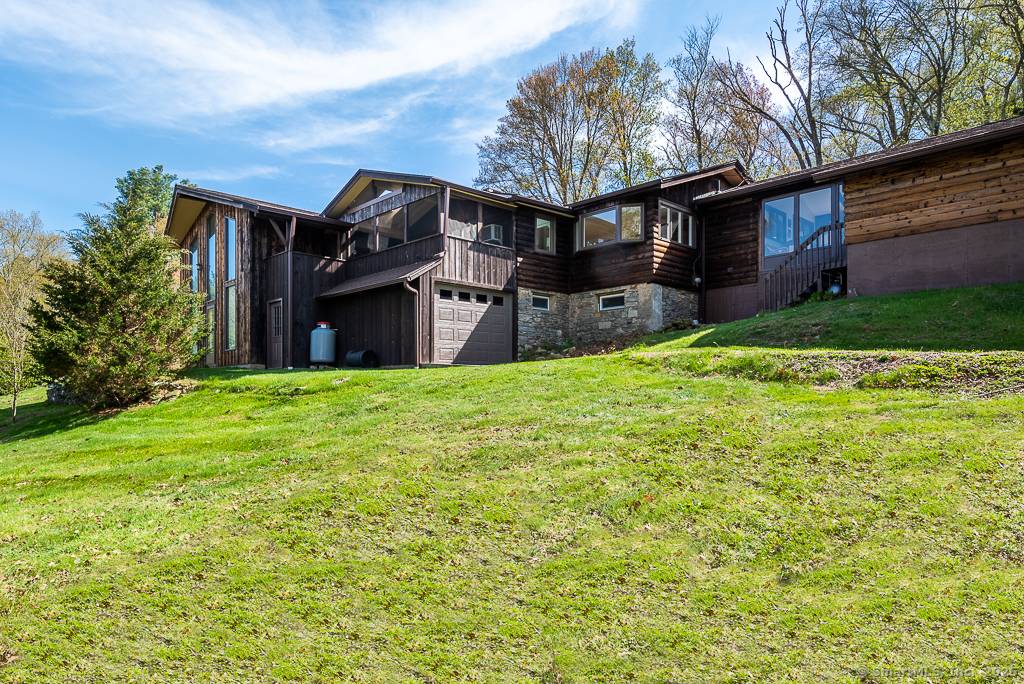 Welcome to your perfect family retreat in Haddam Higganum !