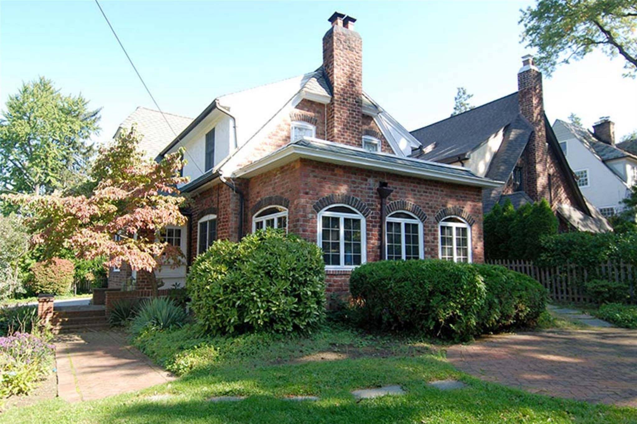 Prime rental location in the heart of Larchmont Village.