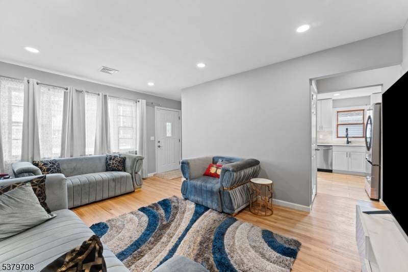 Welcome to this charming single family ranch house in the heart of Linden.