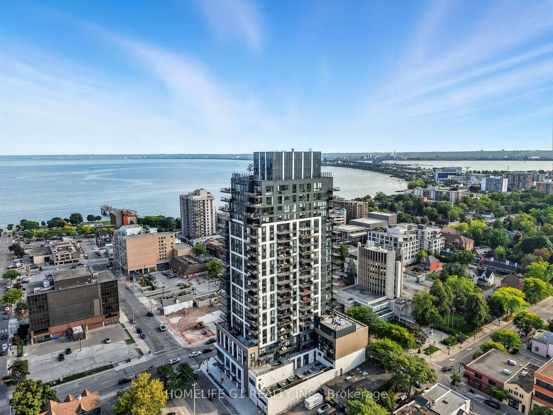 Stunning Lower Penthouse in South Burlington's Waterfront Community A rare offering this 3 bedroom, 3 bathroom lower penthouse combines sophistication, convenience, and unparalleled views.