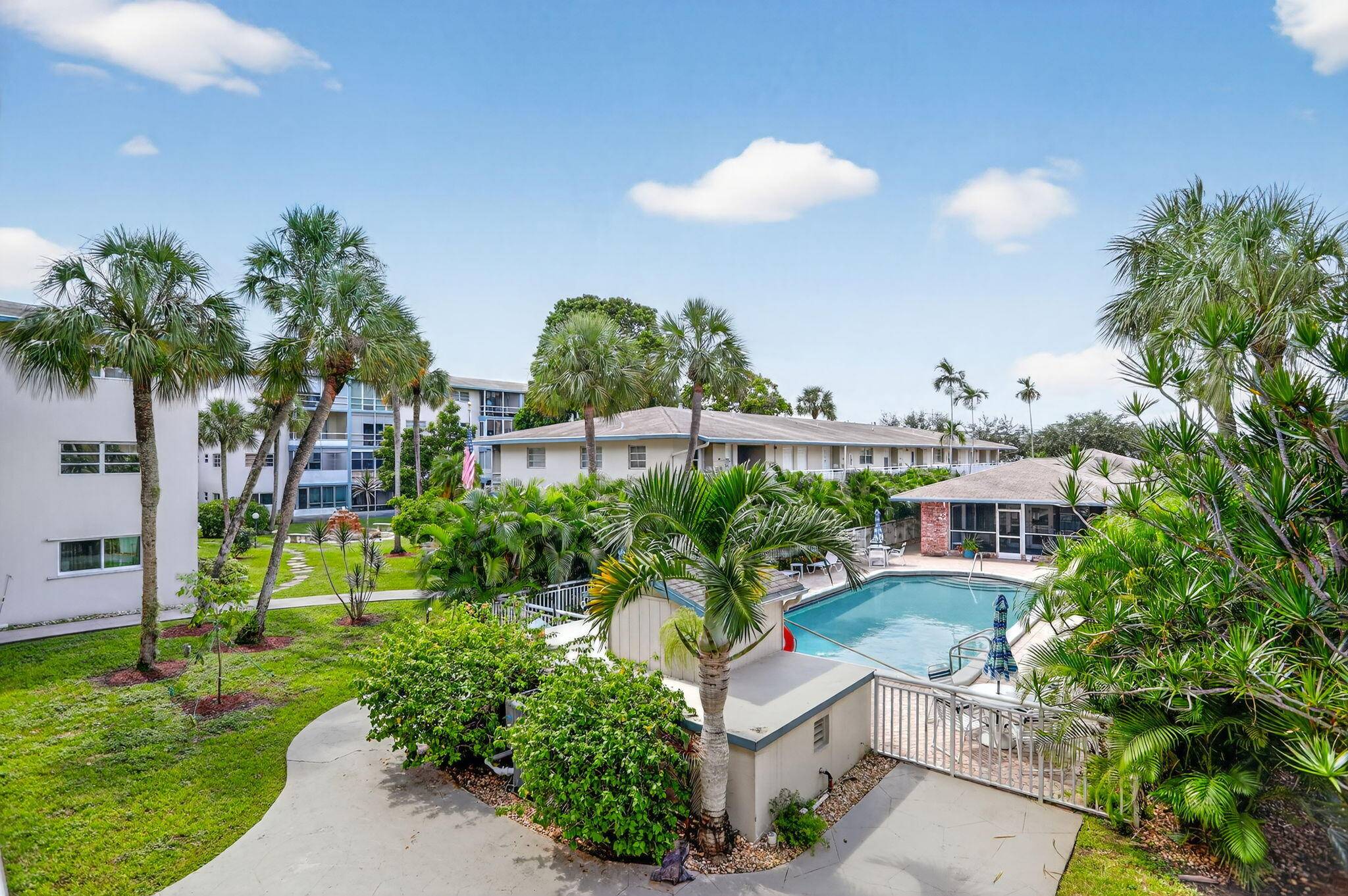 Welcome to this spacious 2 bedroom condo in a highly desirable community !