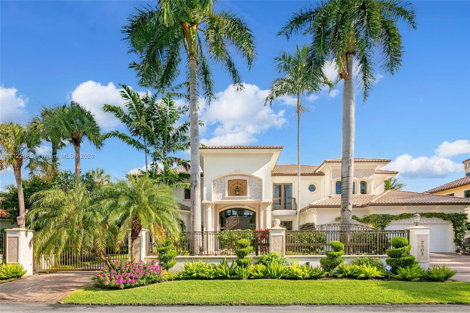 Embodying South Florida s indoor outdoor lifestyle, find yourself living in the very sought after Harbor Beach.