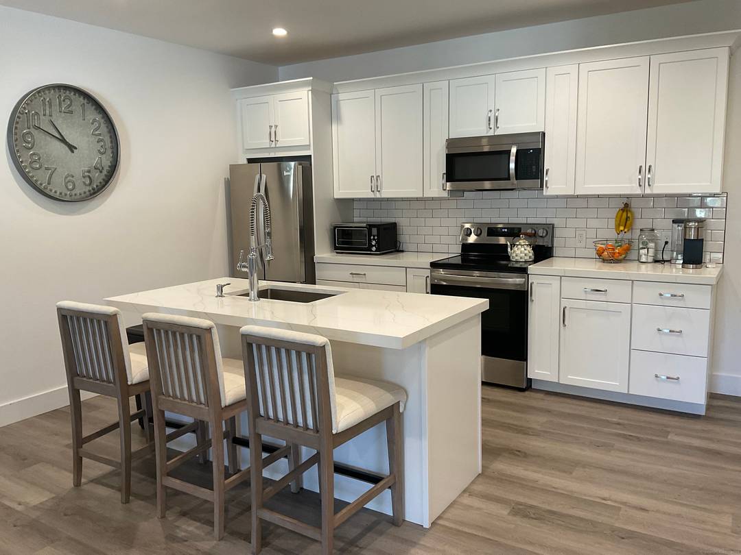 Luxury rental ! Brand new apartment building.