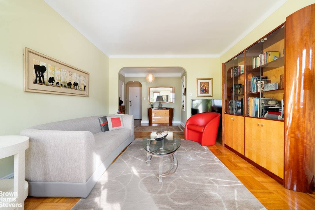 It's a rare classic ! A spacious, sun drenched two bed two bath apartment in a 1920's pre war co op, in the heart of Clinton Hill.