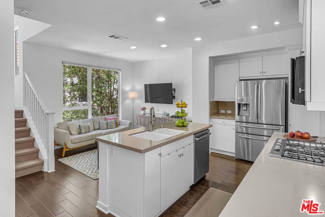 5633   Observation Ln 2BR Hollywood Hills East La