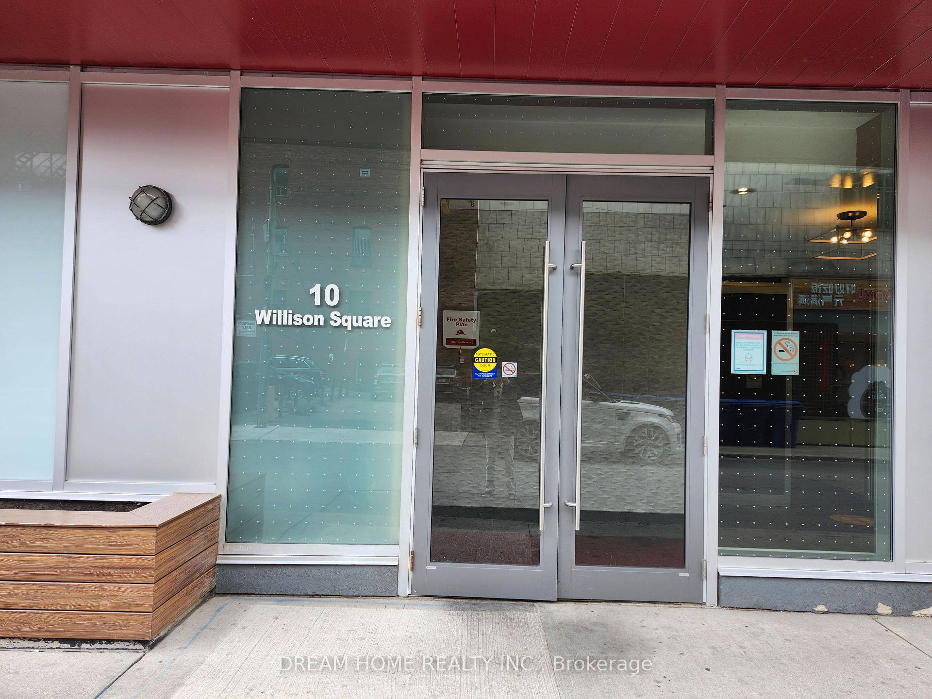 Welcome to the Dragon Condo in the heart of Chinatown in Downtown Toronto !