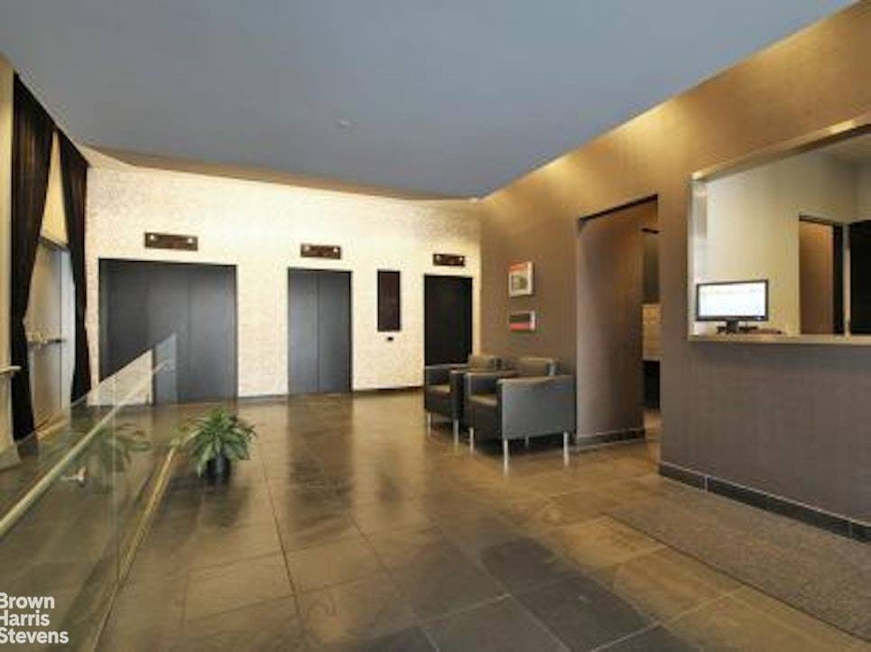 6 ROOMS IN THE HEART OF TRIBECA Welcome to Tower 270, a full service pre war condominium originally constructed in 1930 and converted into 87 residential units in 2002.