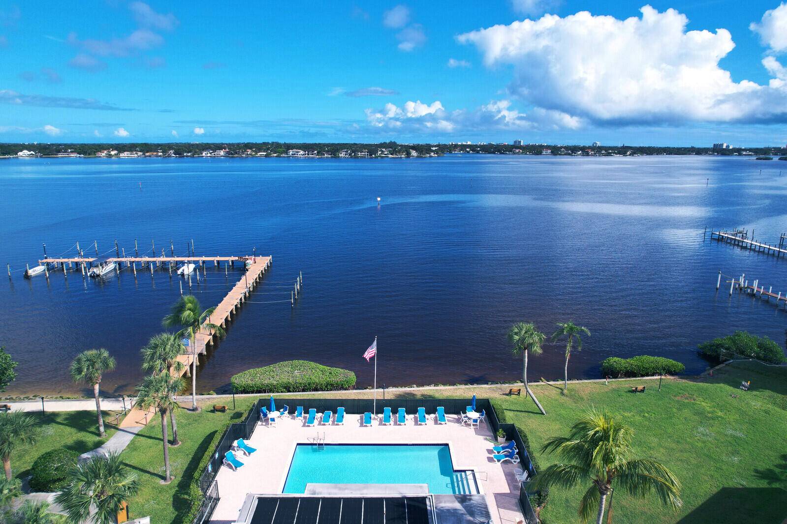 Renovated 2br 2. 5ba townhome in the heart of Jupiter !