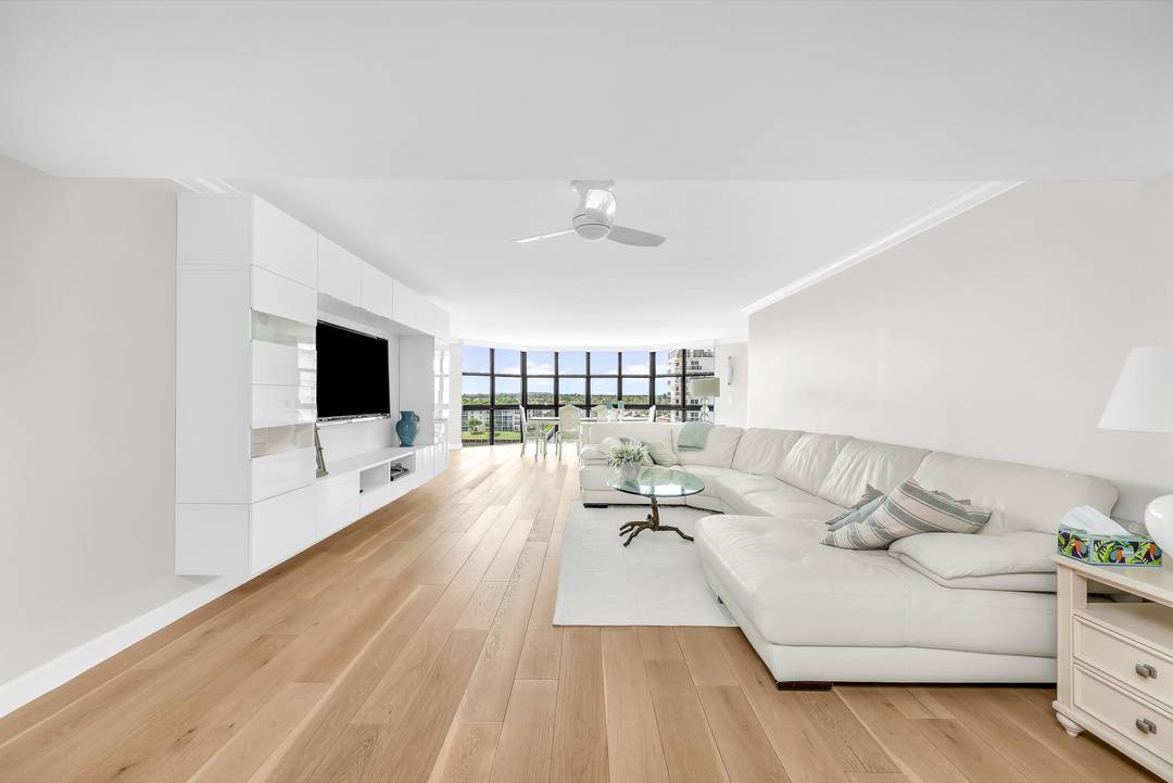 Beautiful and updated condo located on the famous Hillsboro Mile and close to the Deerfield Beach Pier.