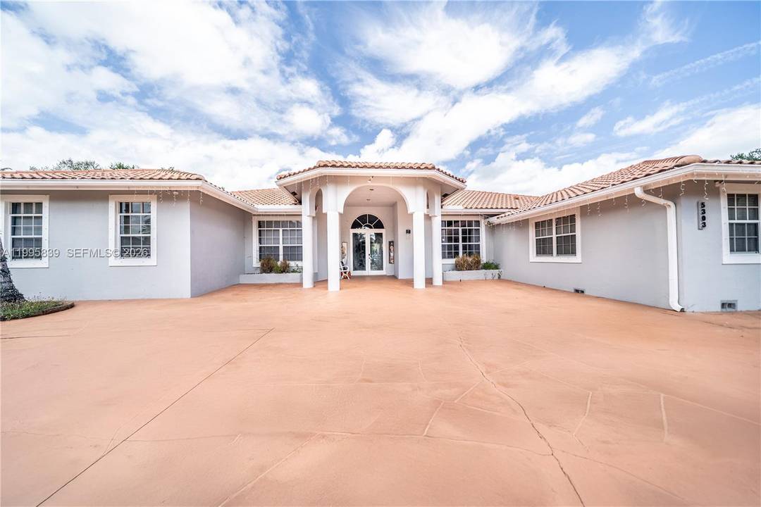 Welcome to one of Davie s most versatile and private acre estates located on a quiet cul de sac in Sunshine Acres and zoned for top rated Cooper City schools ...