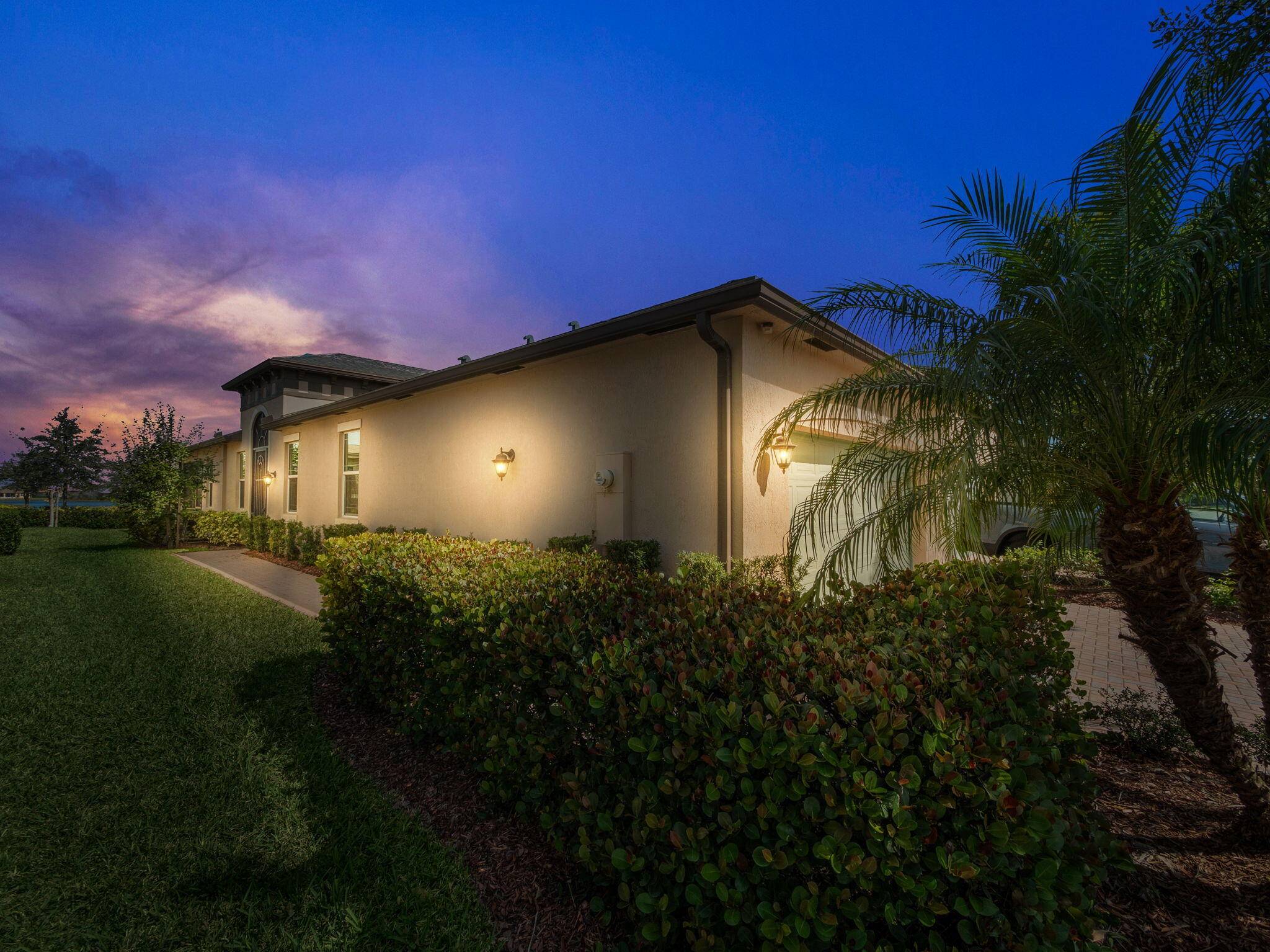 Welcome to this charming 2 bedroom den, 2 bathroom ''Buttonwood'' villa in the highly desirable LakePark at Tradition.