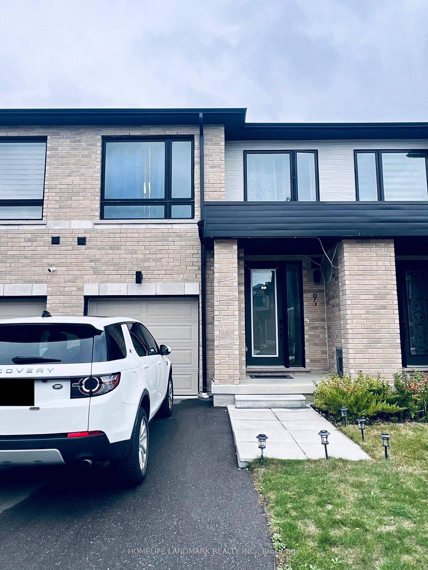 Welcome to luxury living in Whitby's coveted neighbourhood !