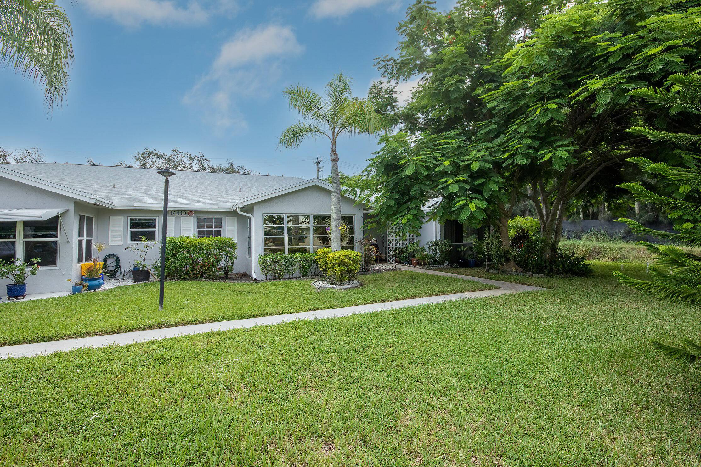 Welcome to this charming villa in the vibrant High Point West community of Delray Beach.