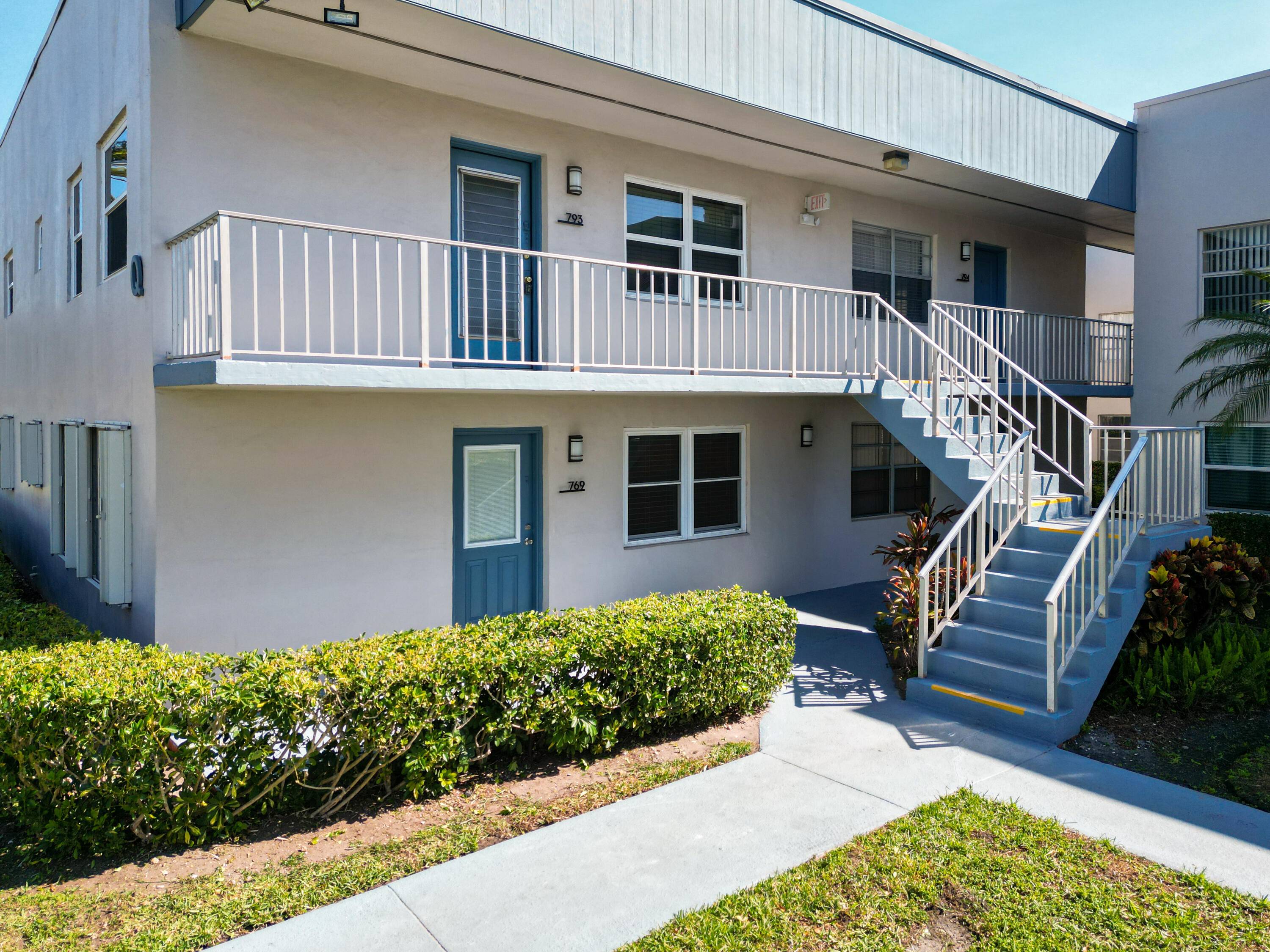 Stunningly renovated 2 bedroom, 2 bath now available in Kinga tm s Point, one of Delray Beacha tm s premier active adult communities.