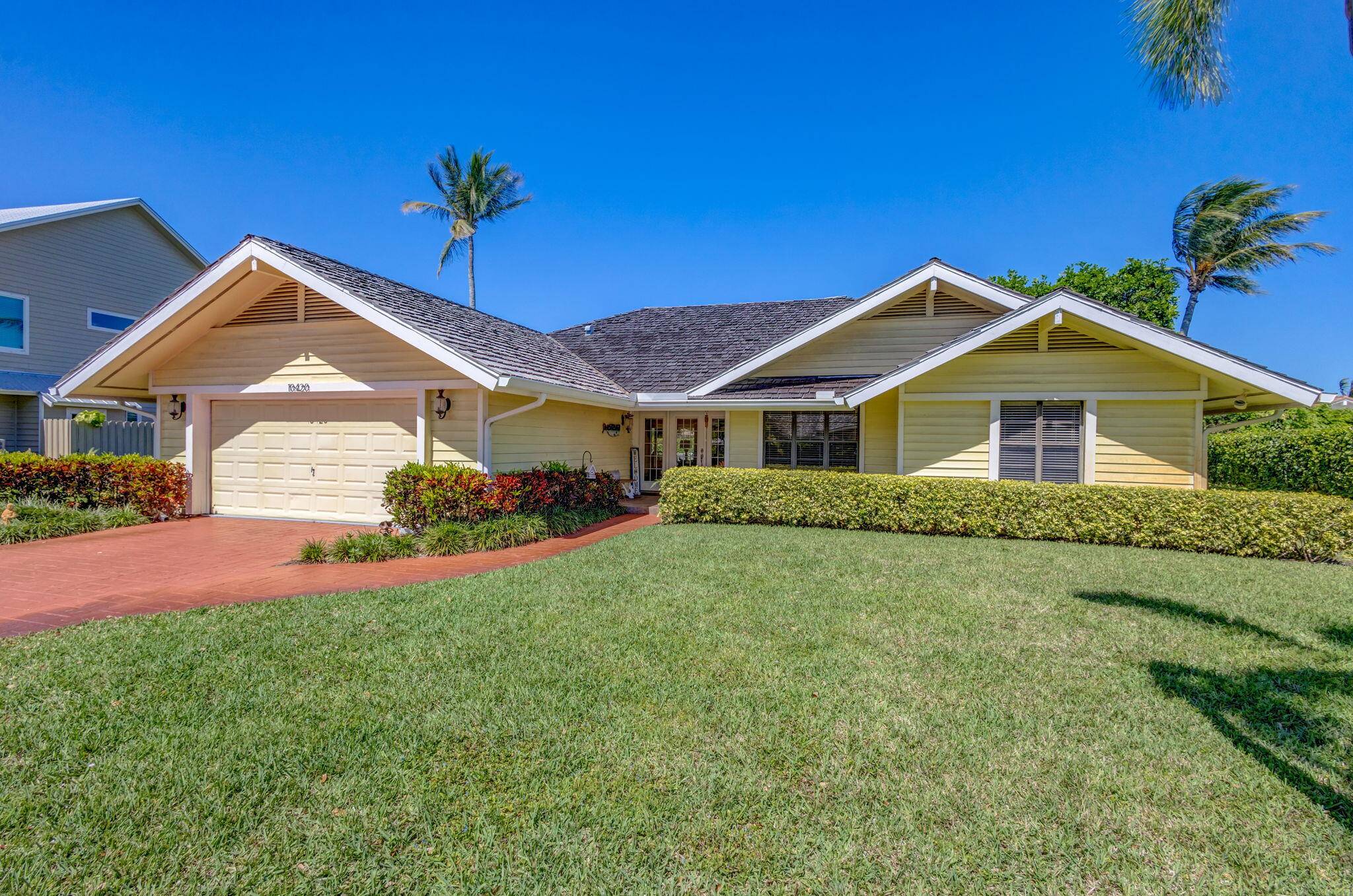 Discover coastal living in the desirable Jupiter Narrows community of Hobe Sound !