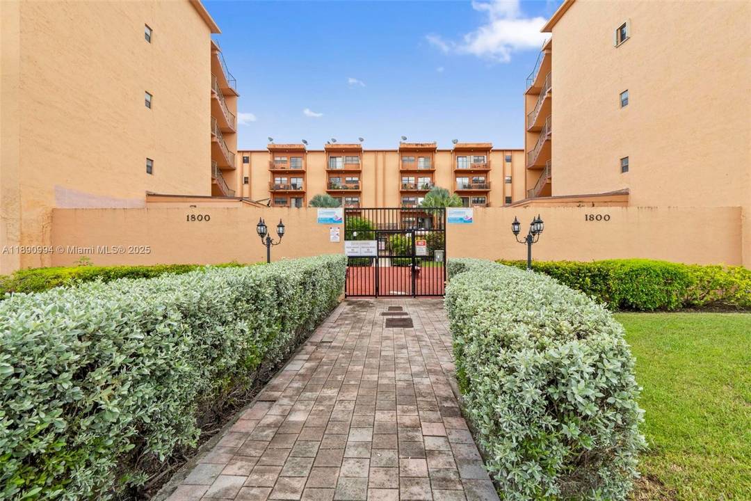 Beautiful 3 bedroom, 2 bathroom apartment featuring spacious and bright areas.