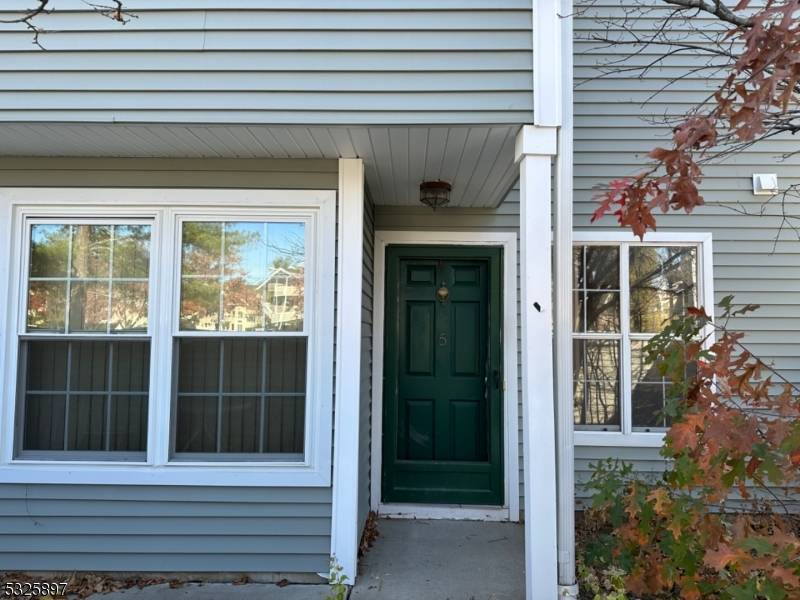 Calling all investors ! This is a great opprtunity to invest in a property in a desireable community.
