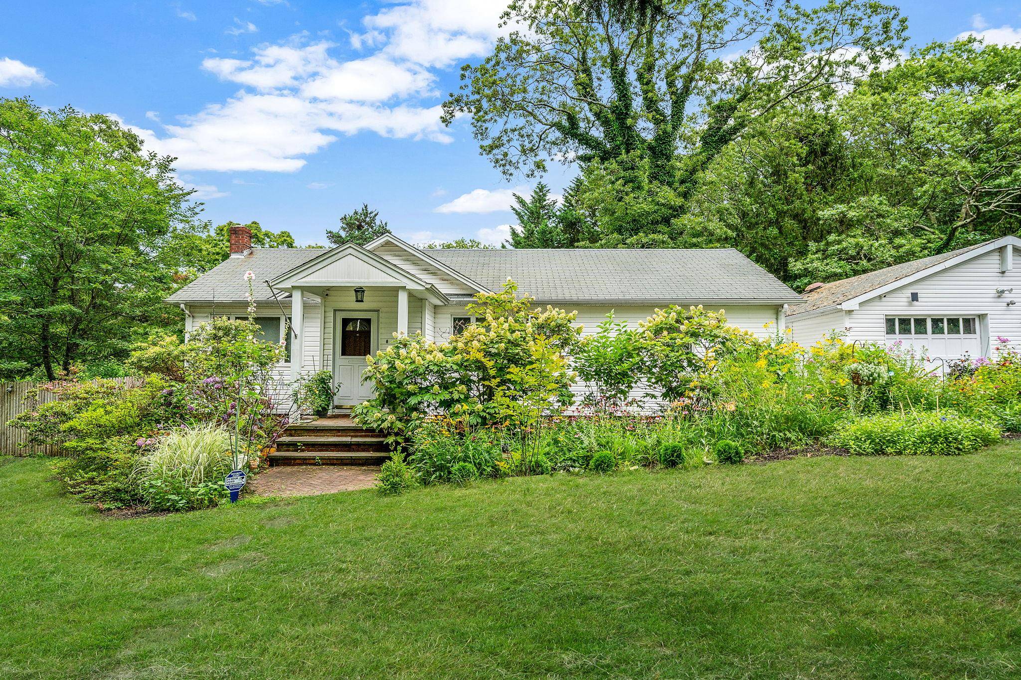 Beautiful Home Nestled on 3 4 Acre Park Like Grounds.