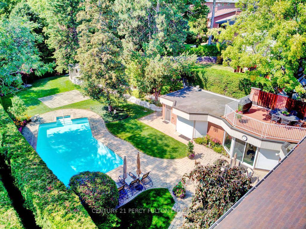 Cottage Living in the Heart of the City !