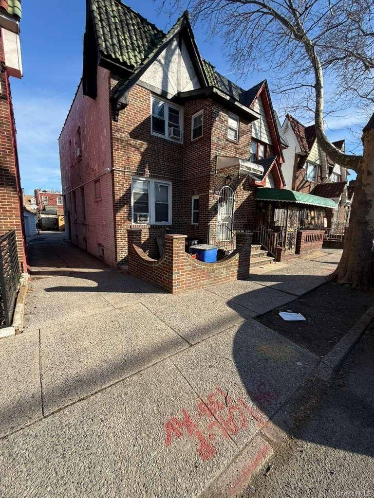 Introducing 107 37 Van Wyck Expressway, 2 family home with a total of 5bds and 3 bathrooms.