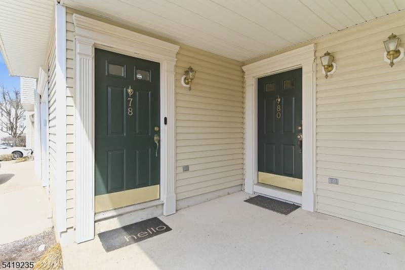 Move right into this fully upgraded 2 bedroom, 2.