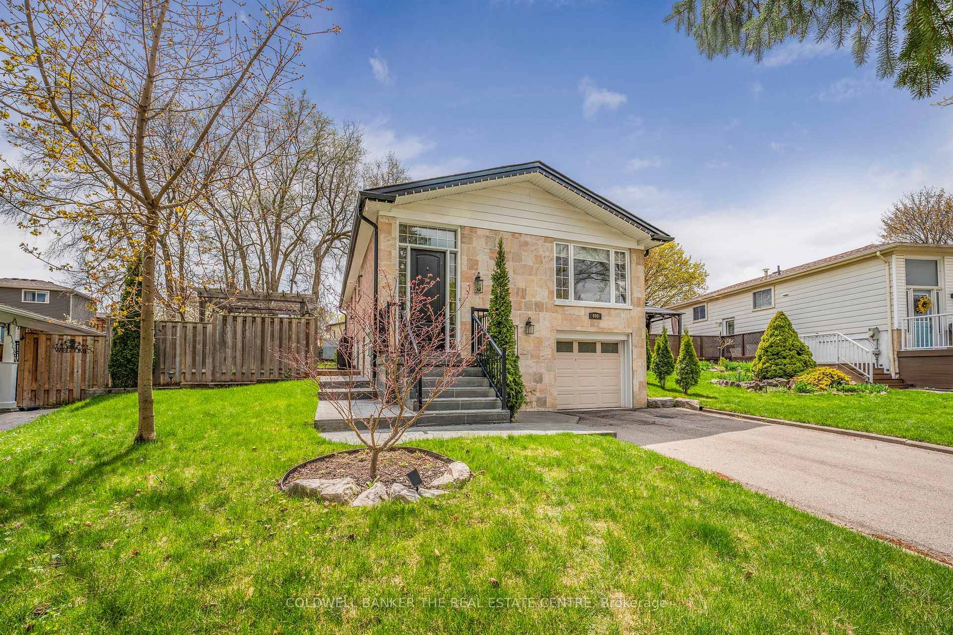 Discover this beautifully upgraded 3 bedroom home nestled in one of Newmarkets most desirable neighbourhoods.