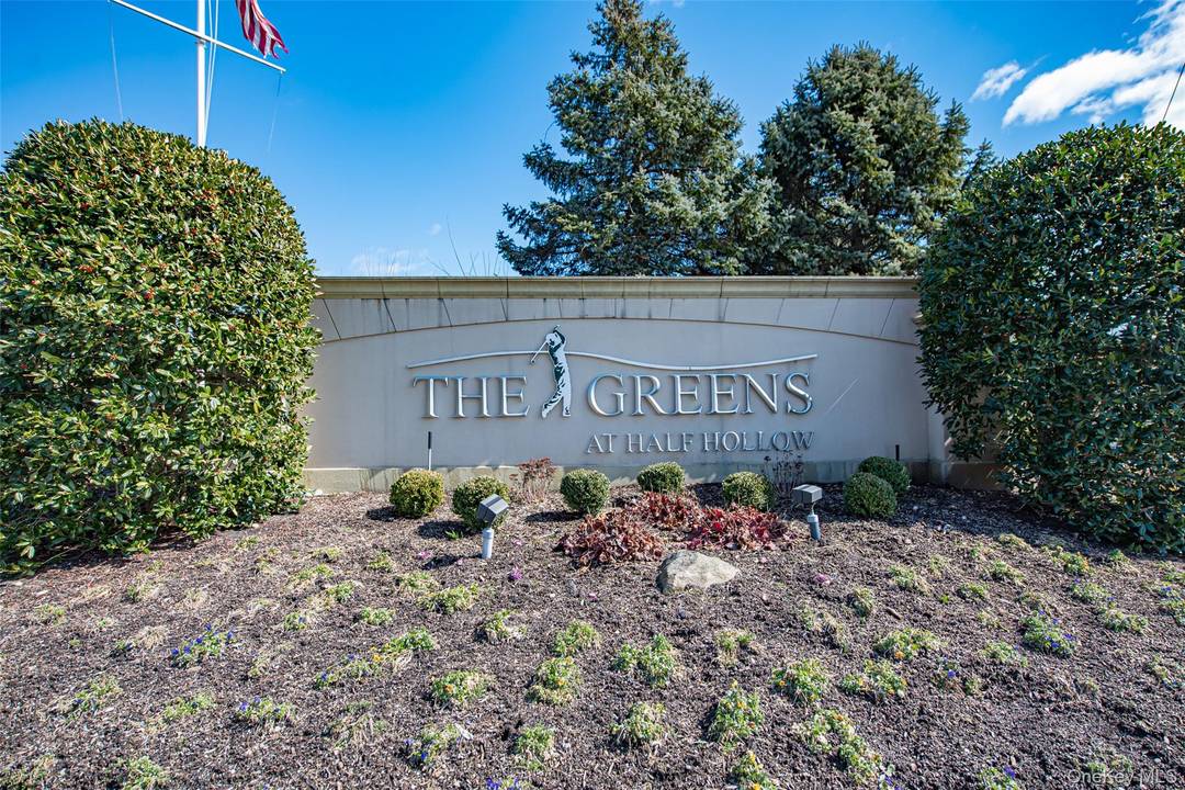 Rare opportunity ! MAIN LEVEL, END UNIT, 2 FULL BATHS, The primary bth has a tub with a shower head, The 2nd bedroom has it's own pvt shower, WOOD FLOORS, ...