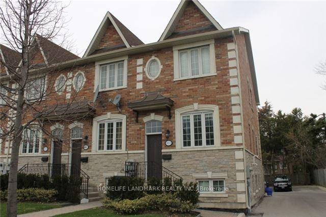 Live In The Lap Of Luxury Near Amenities On Yonge St.