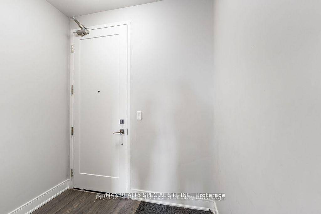 Welcome to 150 Main Street West in the heart of downtown Hamilton, Bright and Spacious 2 bedroom, 2 bath condo unit, luxurious floor finishing with laminate throughout, Quartz Countertops.
