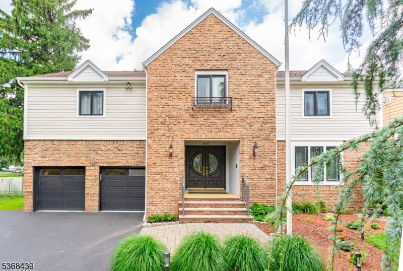 Custom build center hall colonial style, 1st Floor entrance hall w double closet, formal dining room, living room, powder room, Family room with fireplace sunroom, both with high ceilings.