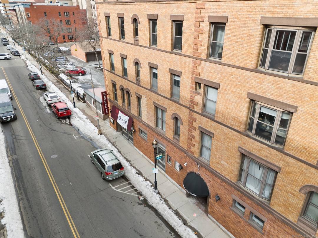 We are pleased to present a prime opportunity to acquire a fully equipped restaurant space located at 407 Main Street, Hartford, CT 06103.