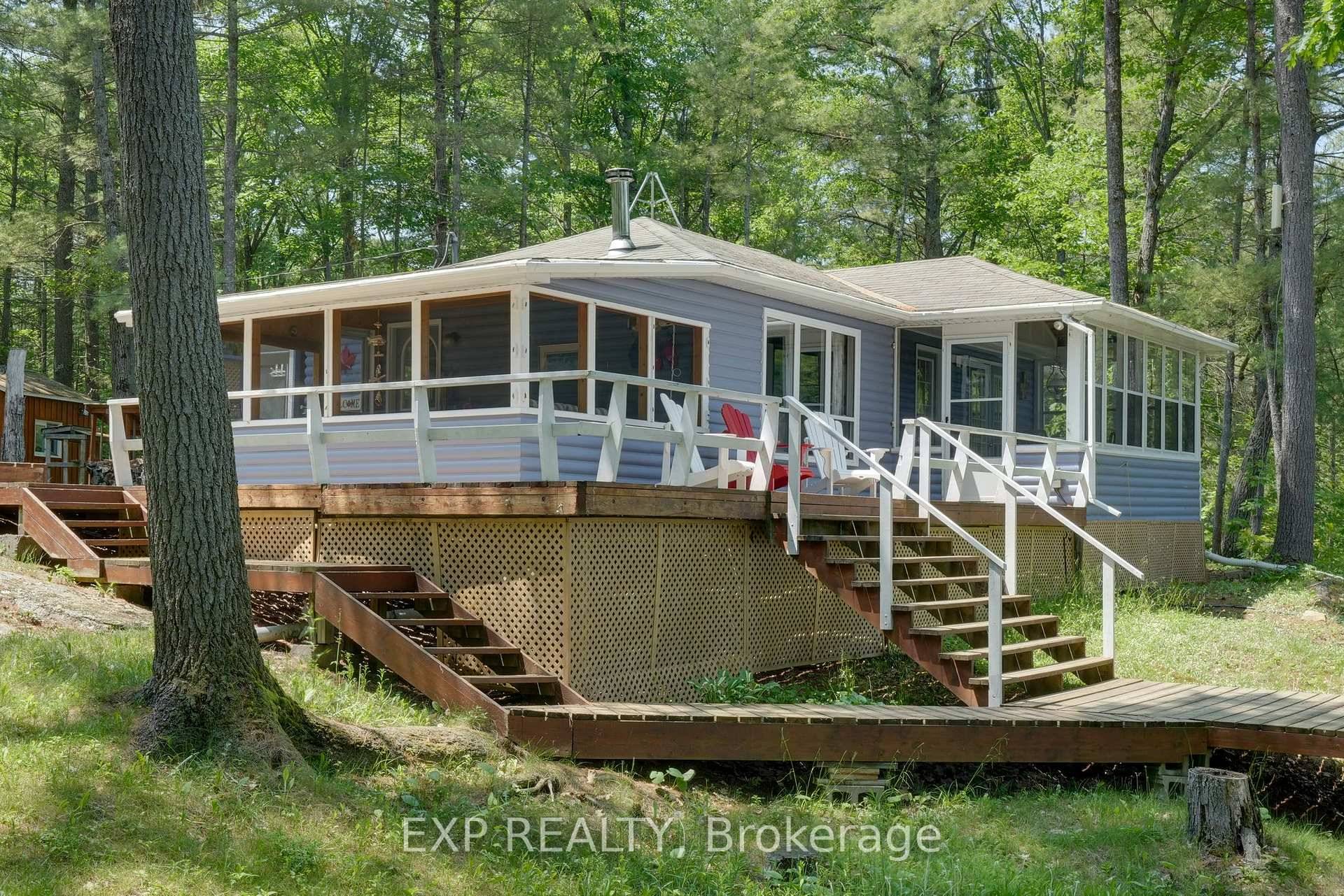 TURN KEY WATERFRONT COTTAGE PARADISE Move in and start relaxing !