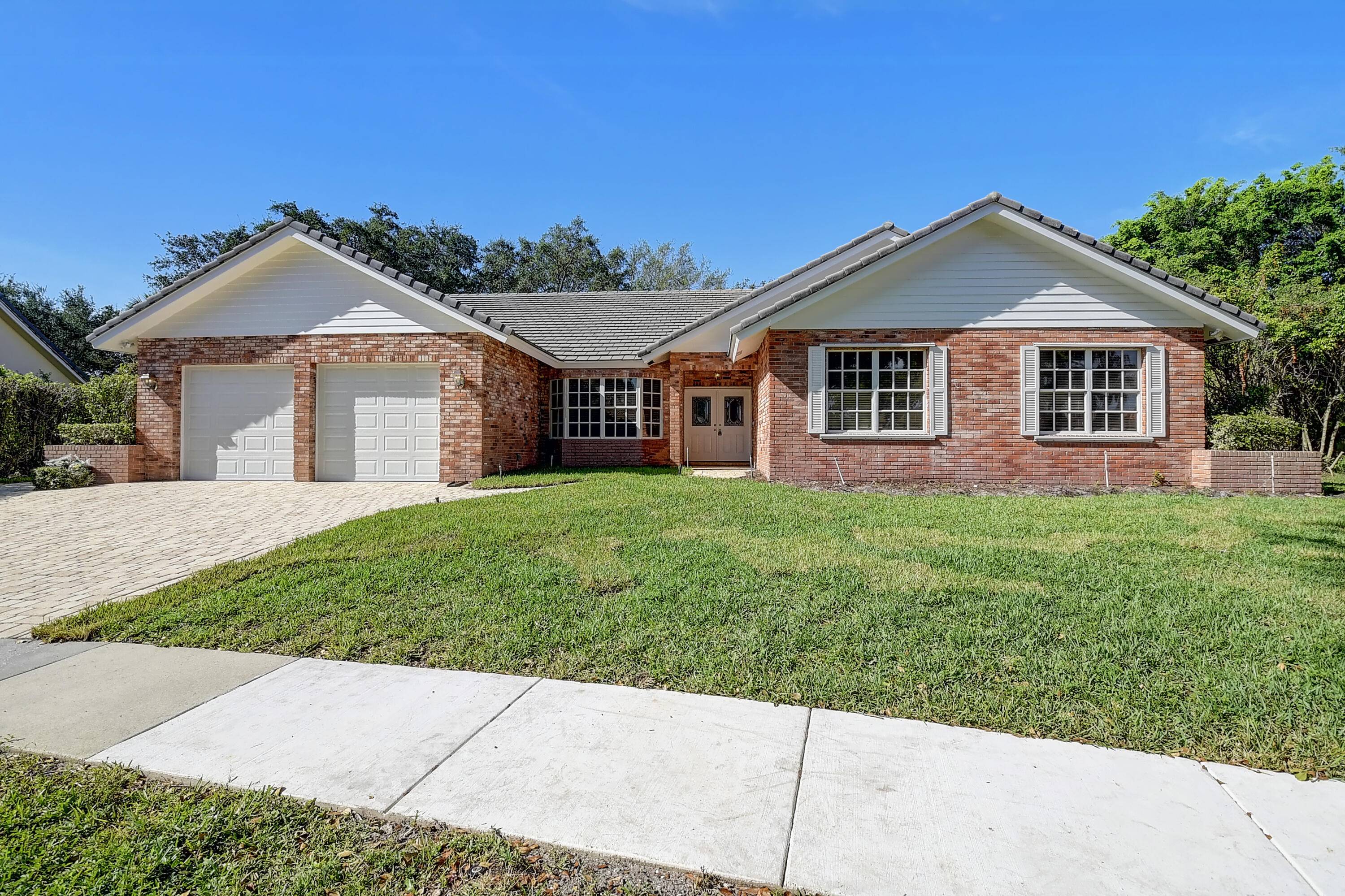 COLONNADE AT GLEN OAKS IS ONE OF THE MOST DESIRED, FAMILY, FRIENDLY COMMUNITIES IN THE HEART OF BOCA RATON.