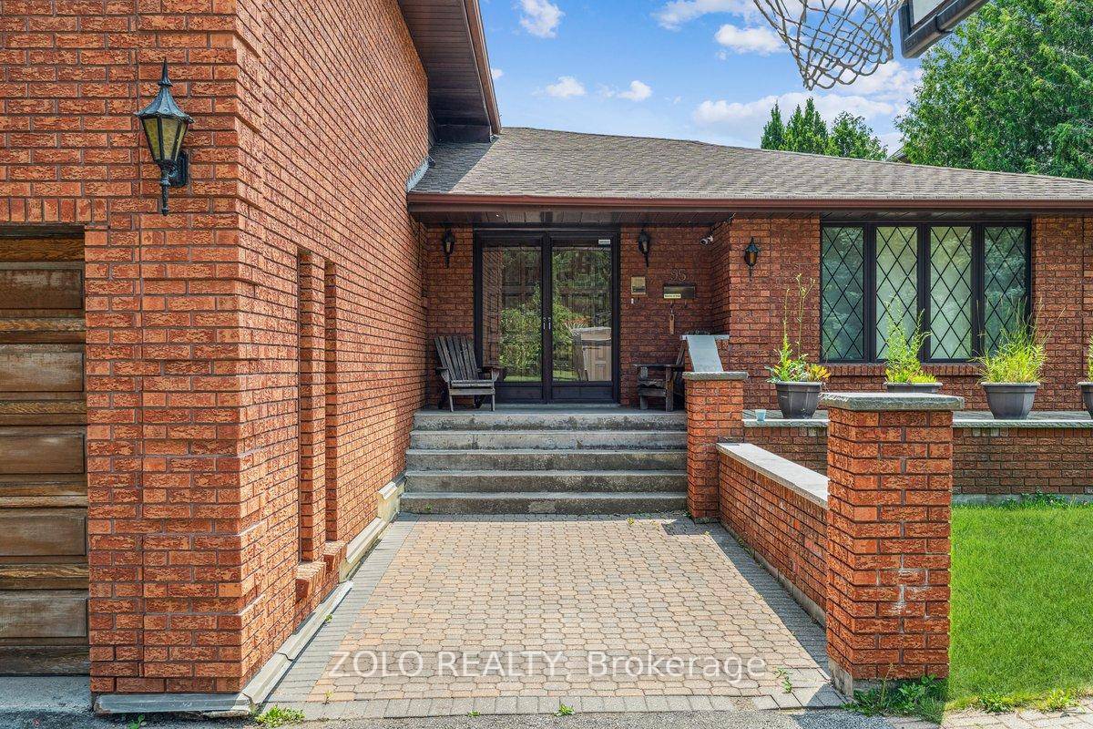 Welcome to this well maintained, large costume built home, located in the prestigious North Richvale neighborhood, surrounded by multimillion dollar homes, in a quite residential street, 5 minute walk to ...