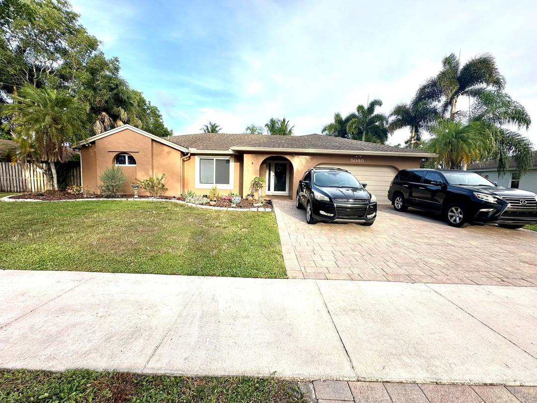 Well located home in the heart of Cooper City close to all major malls, and i75 and sits on a lake with a beautiful view.