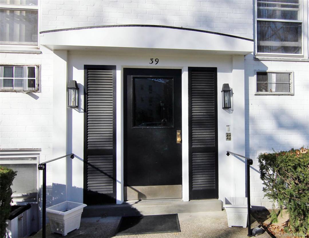 Welcome to this spacious 2 bedroom, 2 bath, condo, with lots of closet space.