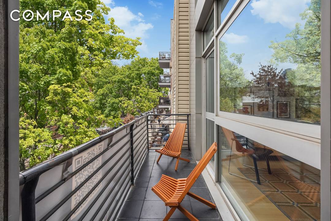Welcome 82 Guernsey Street 2A, a spectacular, sun drenched floor through apartment right by McCarren Park at the nexus of North Williamsburg and Greenpoint, the hottest neighborhood in Brooklyn.