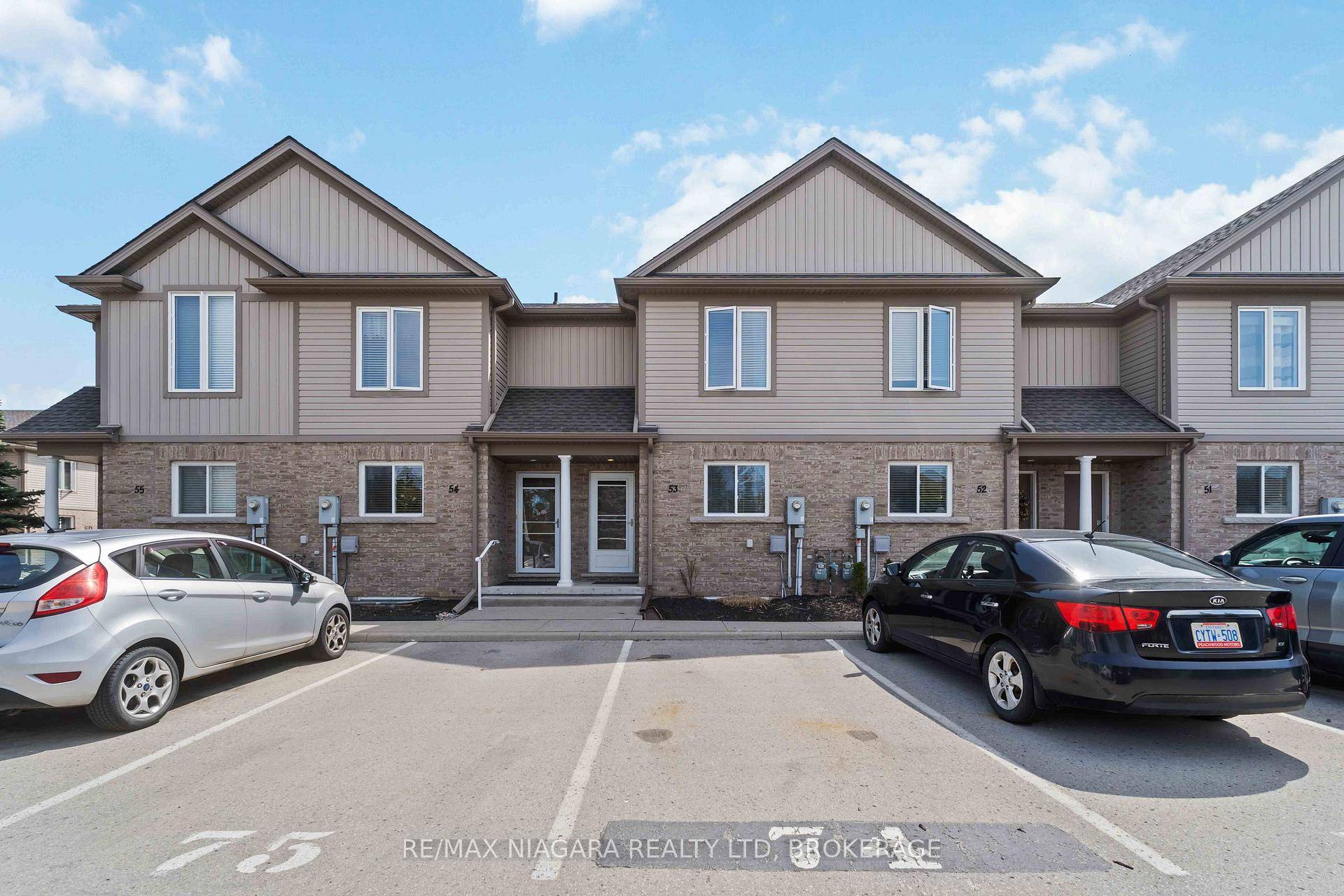Welcome to this beautifully 2 1 bedroom, plus finished basement townhouse offering the perfect blend of comfort, style, and convenience.