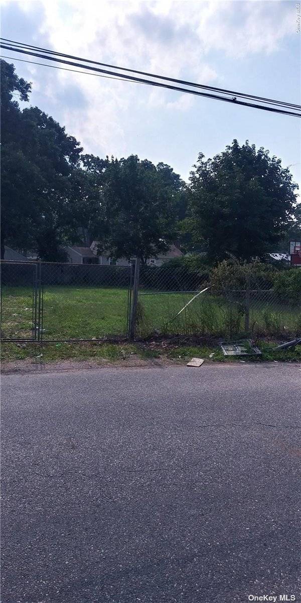 Vacant lot at a strategic location in a quiet street convenient to shopping plaza, train station LIRR 495 interstate and the southern state.