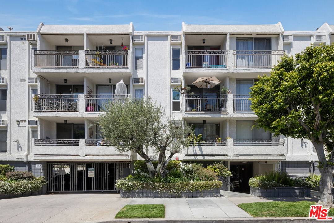 6151 Orange St 1BR Beverly Grove La