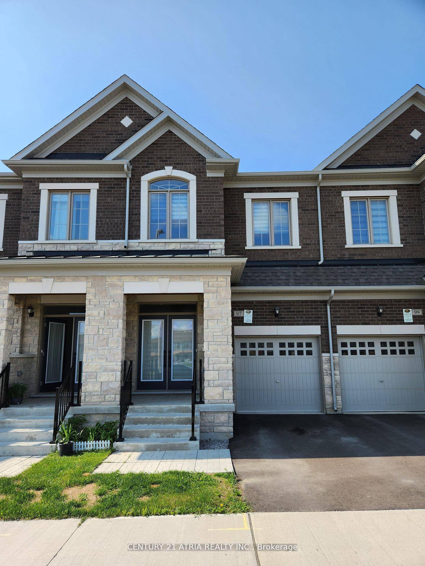 Enjoy this bright and open concept townhome in Oak Ridges !