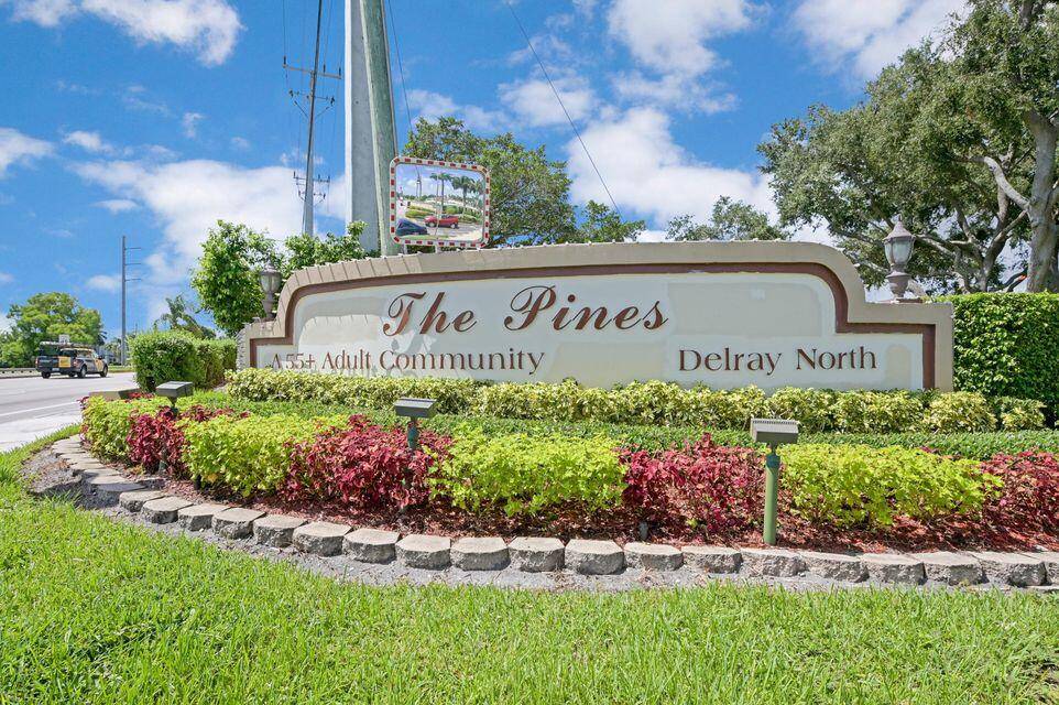 Large 2 2 corner unit X large screened in patio with beautiful water views.