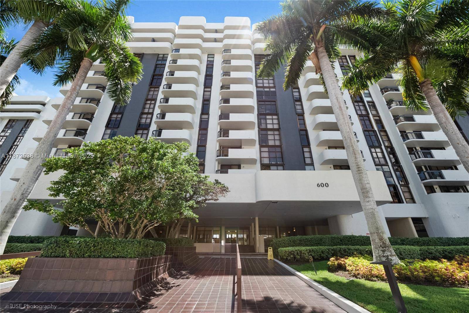 Located in the heart of Coral Gables, near Miracle Mile, Granada Golf Course, and the Biltmore Hotel, this elegant 2 bedroom, 2 bathroom unit on the 12th floor offers sweeping ...
