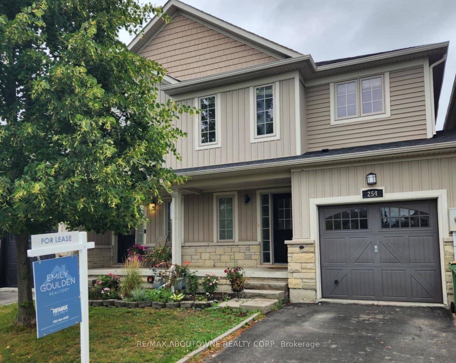 Lovely 3 Bedroom home with rare 4 bathrooms !