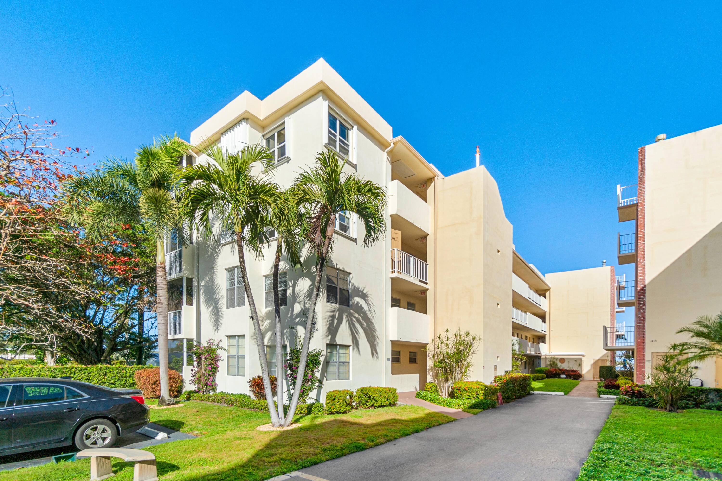 Enjoy stunning Intracoastal water views from this beautiful 2 bedroom, 2 bathroom condo !