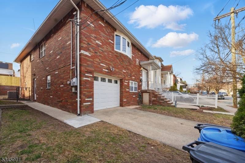 Welcome to this well maintained 2 unit multi family property in Lodi !