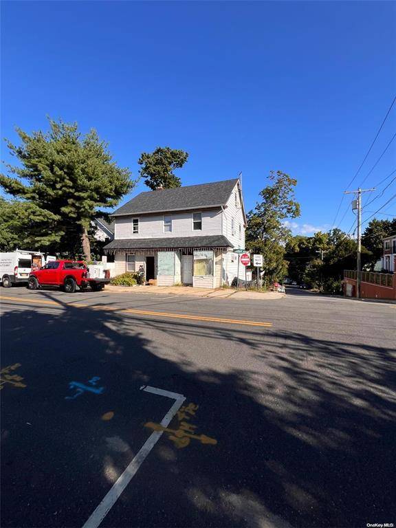 Welcome to this promising opportunity in the heart of Great Neck !
