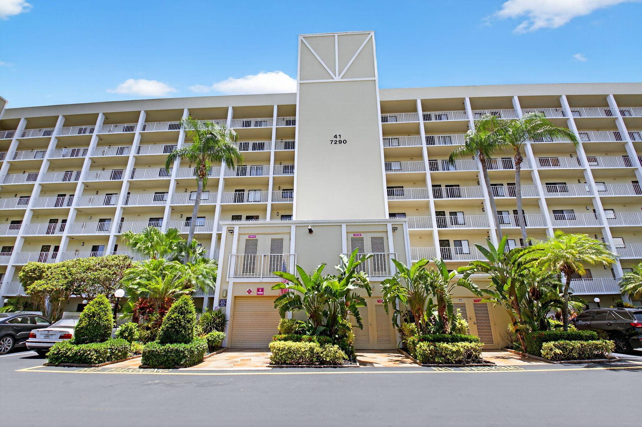 Beautiful Lakefront Penthouse Condo in Sought After Huntingtion Lakes 55 Community.